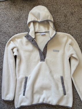 Columbia Cream Sherpa Pullover with Gray Accents